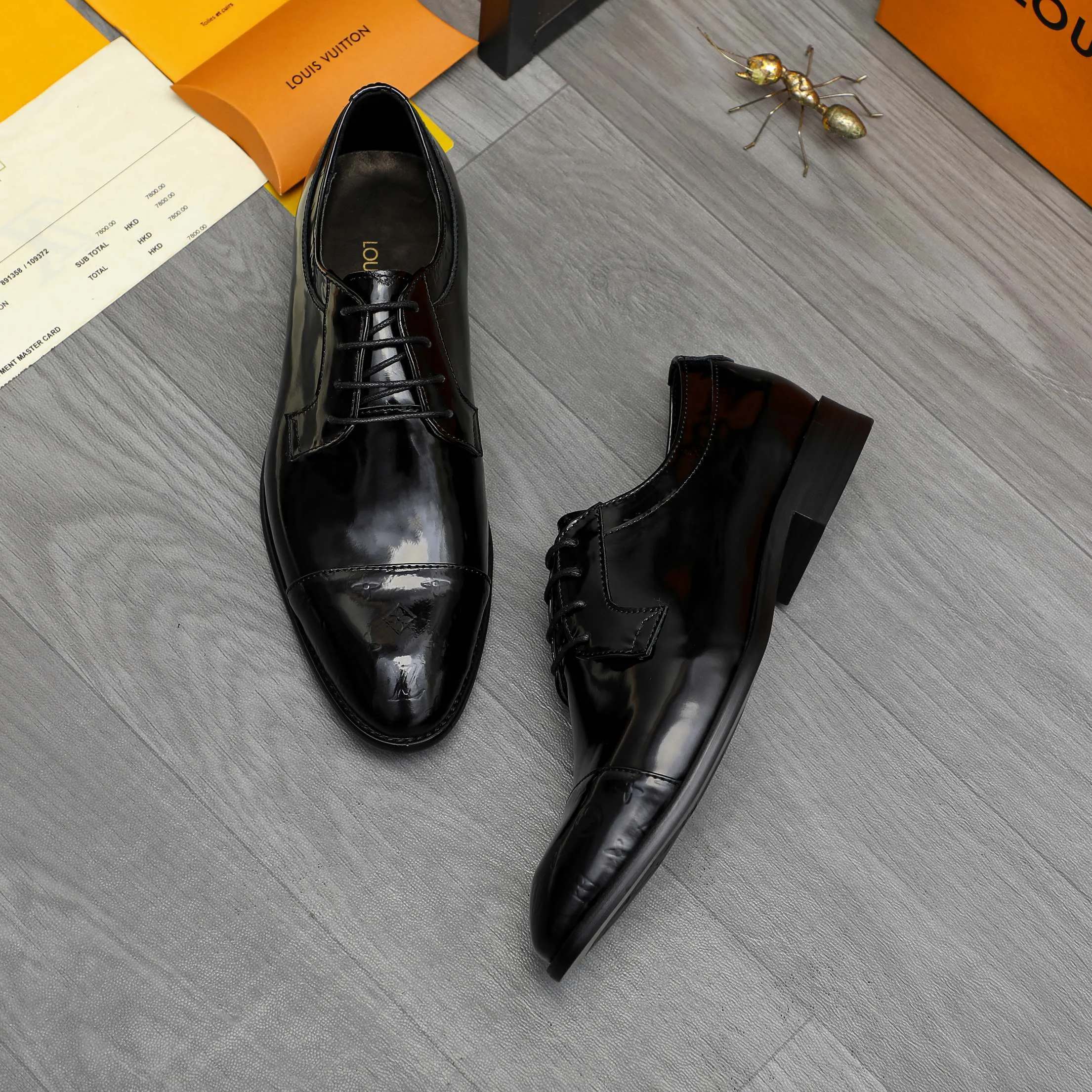 Men's shoes 💰p460 Product trademark: LV (Louis Vuitton) business lace-up leather shoes True size: 39-44 Product material: Selected lacquered cowhide stitching embossed cowhide upper, cowhide lining, original rubber outsole
